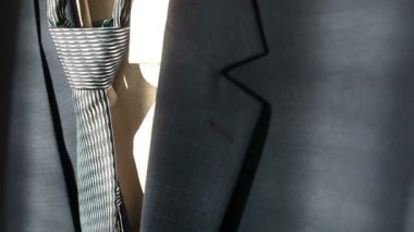 ceket takım elbise gömlek ve kravat bir askı işadamı sabah video üzerinde asılı