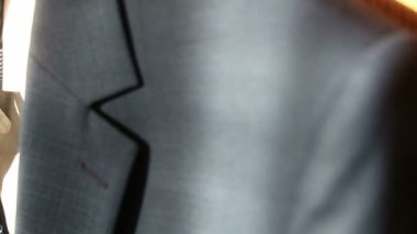 ceket takım elbise gömlek ve kravat askısı işadamı sabah video üzerinde asılı