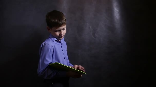 Adolescent garçon jouer sur noir fond plaque — Video