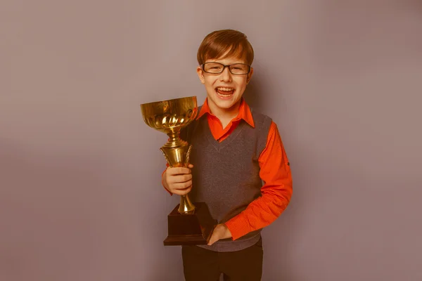 Niño de aspecto europeo de diez años en vasos sosteniendo una taza, un —  Fotos de Stock