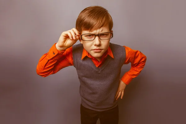 Garçon européen de dix ans en lunettes fronçant les sourcils, malheureux — Photo