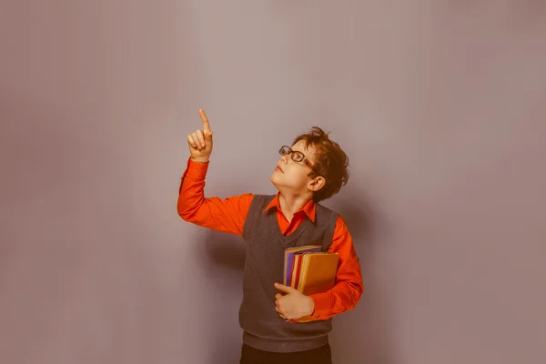 Chico de aspecto europeo de diez años en gafas pulgares hacia arriba, el — Foto de Stock