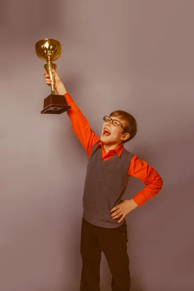 Niño de aspecto europeo de diez años en vasos sosteniendo una taza de un —  Fotos de Stock