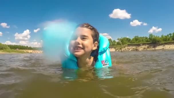 Niña niño está aprendiendo a nadar en el río chaleco salvavidas verano azul cielo felicidad infancia vídeo — Vídeo de stock