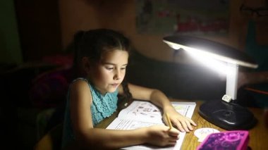 Teen kızın ödev dersler işi akşam ışık lamba çizer.