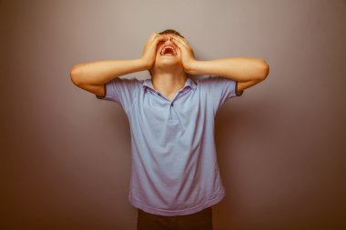 çocuk genç bir mavi gömlek Kahverengi saç clos Avrupa görünüm