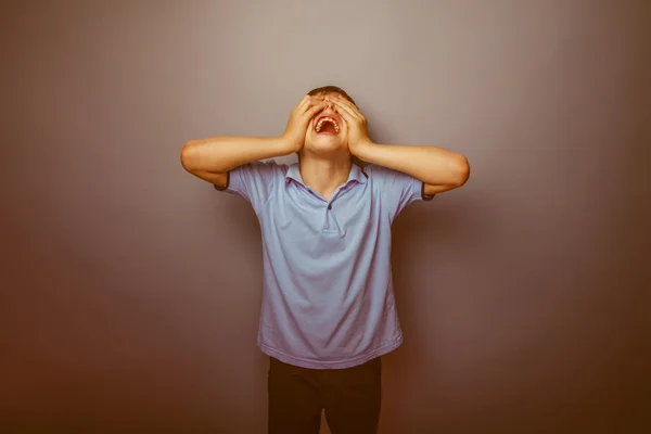 Ragazzo adolescente aspetto europeo in una camicia blu capelli castani clos — Foto Stock