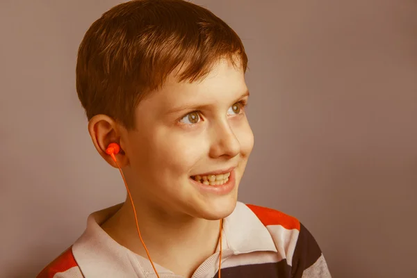 European-looking  boy of ten years listening to music with headp — Stock Photo, Image