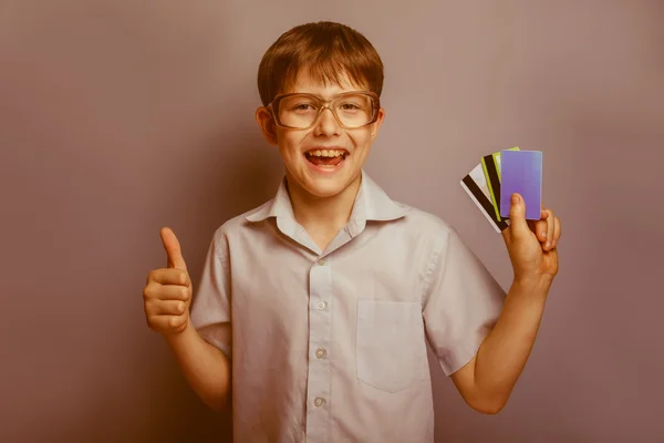 Ein Junge von 10 Jahren europäischen Aussehens mit Brille hält kr — Stockfoto