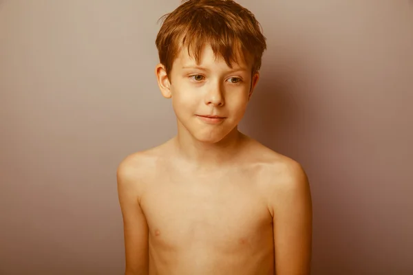 Ragazzo adolescente aspetto europeo capelli castani nudi fino alla vita l — Foto Stock