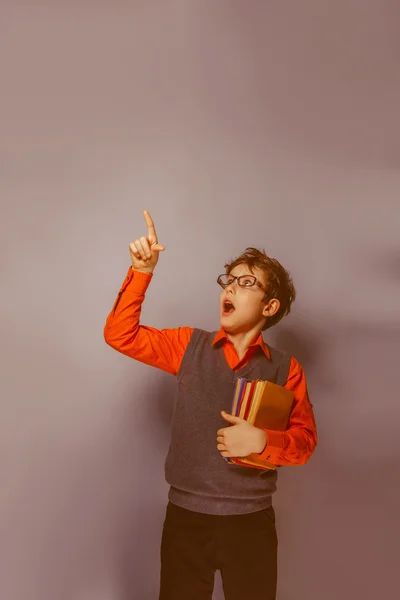 Europeu-olhando menino de dez anos em óculos polegares para cima, o — Fotografia de Stock