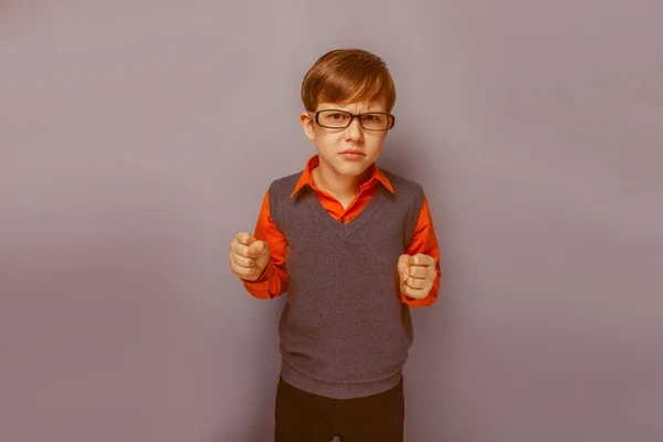 Ragazzo europeo di dieci anni con gli occhiali accigliati, infelice — Foto Stock