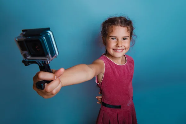 Bir kamera tutarak onun el tetikçi kız çocuk gri bac bağırır — Stok fotoğraf