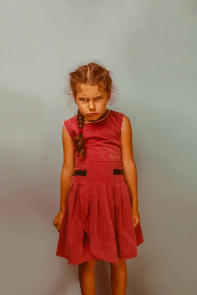 Dívka Evropského vzhledu desetiletí rozzlobený mračí na modrém pozadí — Stock fotografie