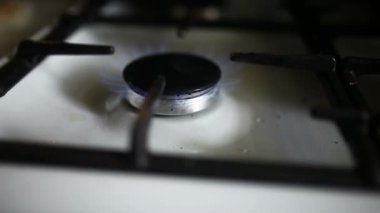 gaz sobası yaktı closeup Gaz brülörlü ızgara beyaz plaka mutfak