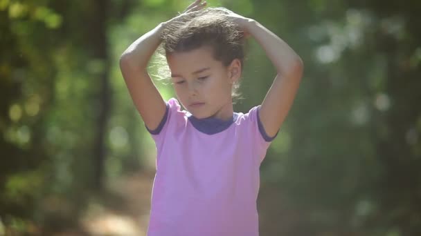 Πορτρέτο έφηβος κορίτσι ισιώνει τα μαλλιά hairstyle μεγάλο πράσινο φόντο φύση άγριο δάσος ηλιακό φως πέφτει χαριτωμένο — Αρχείο Βίντεο