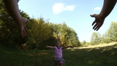 mutlu kız teen kızı babasına eller çakıl oyunun doğası twirling çalışır