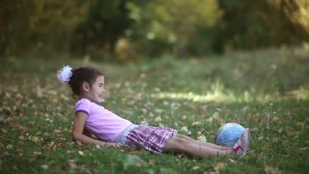 Sedící dívka zelené trávy hraje studovat Globe šťastné Teen — Stock video