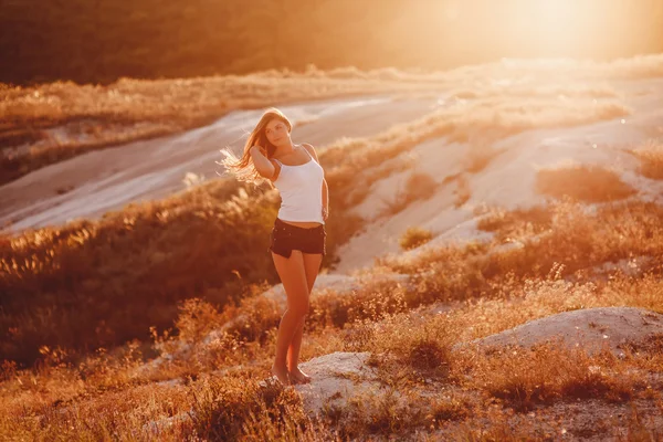 A woman of European appearance twenty years standing on the chal — Stock Photo, Image