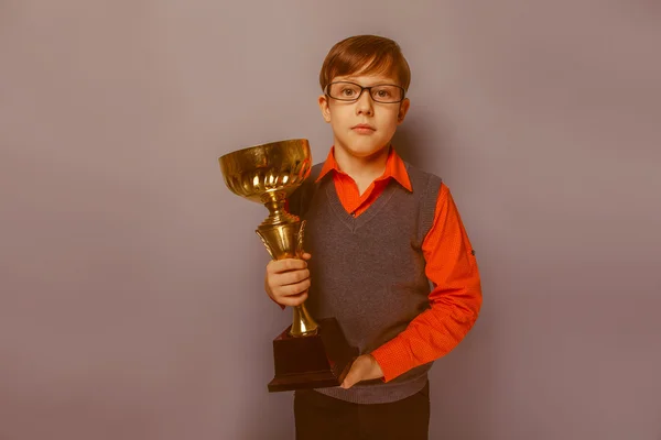 Europäisch aussehender Junge von zehn Jahren in einer Brille mit einer Tasse, aw — Stockfoto