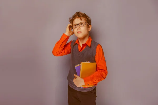 Europeiska-ser pojke på tio år i glas tänkande uppsåt — Stockfoto