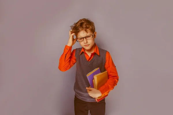 Európai-látszó fiú tíz évig a pohár elmélyülten gondolkodás — Stock Fotó