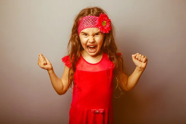 Mädchen europäisches Aussehen behaartes siebenjähriges Kind in roter heller Dre — Stockfoto