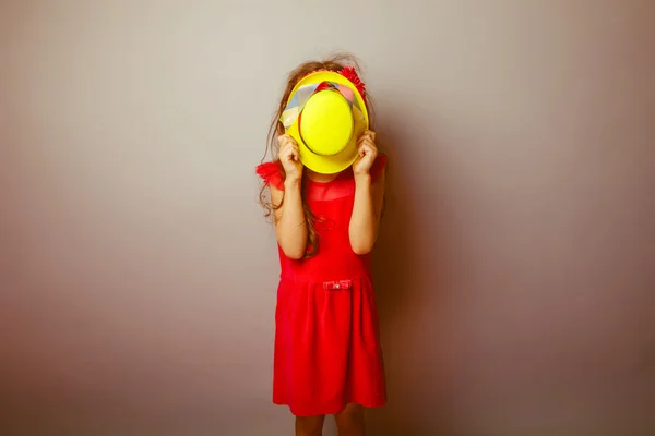 Девочка европейского вида, семилетняя девочка в ярком — стоковое фото