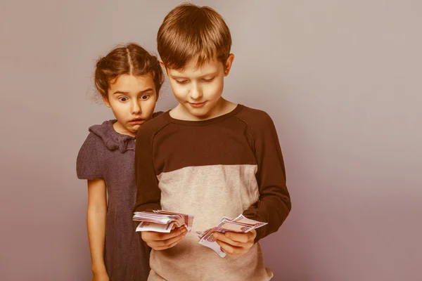 少年は驚いて女の子の手で保持している紙幣お金 ope します。 — ストック写真