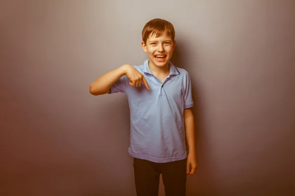 Chico adolescente europeo apariencia en un azul camisa marrón pelo espectáculo — Foto de Stock