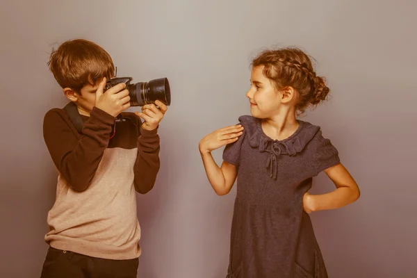 Chlapče teenager Evropského vzhledu fotografie dospívající dívky na šedá — Stock fotografie