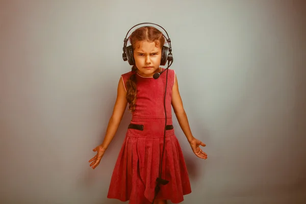 Nespokojený rozzlobený dospívající dívka s sluchátka poslouchat hudbu — Stock fotografie