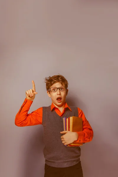 Europäisch aussehender Junge von zehn Jahren mit Brille Daumen hoch, das i — Stockfoto