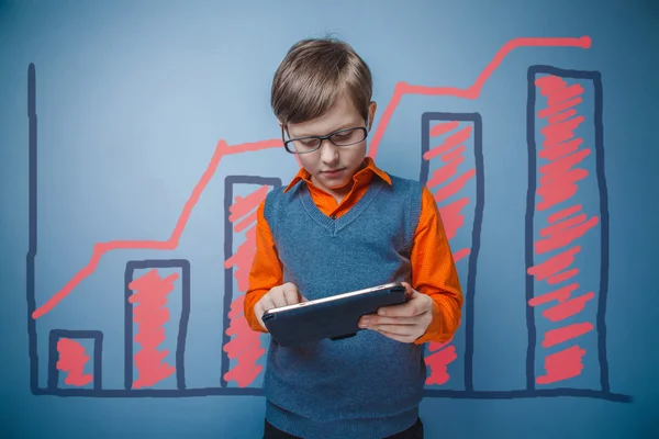 A boy of twelve European appearance in a suit holding a blank sh — Stock Photo, Image