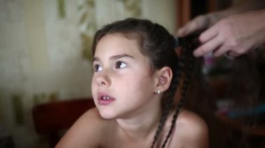 Anne kızı kız saç örgü sabah oturan yapar,