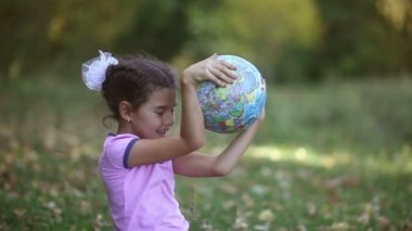 Dünya mutlu eğitim oynayan genç kız oturma yeşil çimen