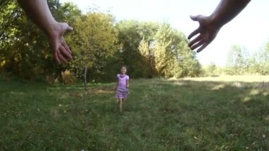 mutlu kız teen kızı babasına eller çakıl oyunun doğası twirling çalışır