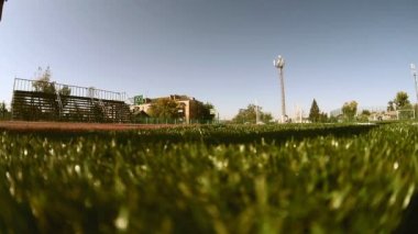 Koşu bandı Stadyumu güneş güneşli gün sağlıklı yaşam üzerinde çalışan genç atlet runner çocuk