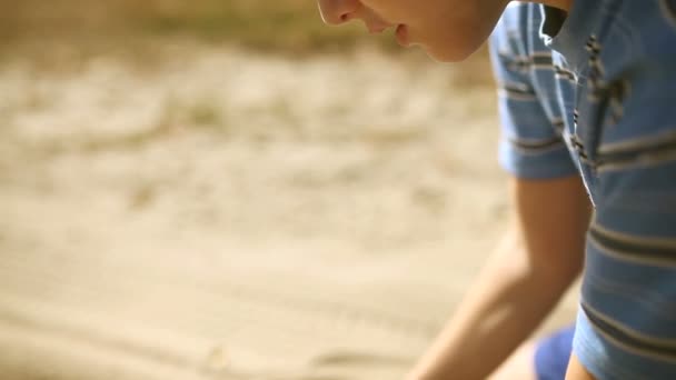 10 代の少年の大きな手を注ぐ砂シンボル時間砂漠 — ストック動画