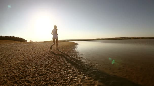 여자는 저녁 일몰 해변 소녀 건강 한 라이프 스타일 선수 자연 따라 실행 — 비디오