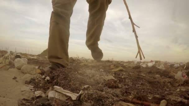 失業者ダンプ ホームレス汚れを探して男における食品廃棄物埋め立て地の社会的ビデオ — ストック動画