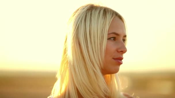 Young seductive woman, a woman at sunset portrait of a sexy blond yellow sand — Stock Video