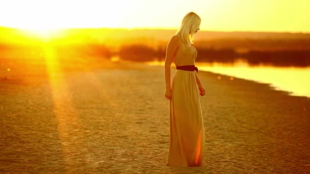 Jovem sedutora mulher dançando ao pôr do sol sorrindo sexy amarelo — Vídeo de Stock