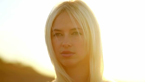 Mladá dívka svůdná portrét sexy žena na slunce žluté pouštní písek — Stock video