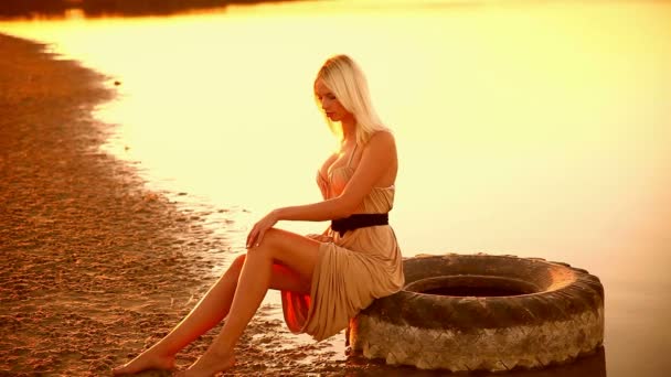 Jovem sentada na tampa curvilínea mulher andando pela praia de areia do deserto ao pôr do sol sexy deserto amarelo — Vídeo de Stock