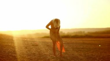 Araba lastiği büyük ayakları üzerinde elbiseleri günbatımı sarı çöl kum kaldırır enkazı üzerinde oturan kız kadın seksi genç baştan çıkarıcı portre