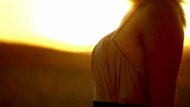 siluet genç baştan çıkarıcı seksi portre kız marco büyük göğüslü kadınlar günbatımı sarı çölde kum üzerinde