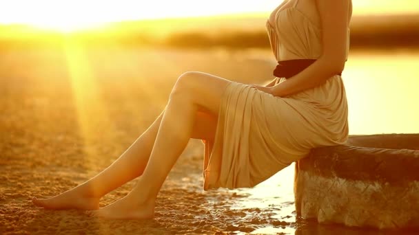 Sexy jeune séduisant portrait fille femme assis sur voiture pneu gros pieds sur coucher de soleil jaune désert sable — Video