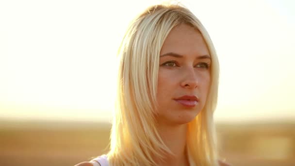 Młoda dziewczyna portret uwodzicielski kobieta sexy na zachód żółty piasek pustyni — Wideo stockowe