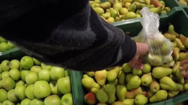 Hombre elige manzanas de pera compradas en la tienda el mercado en primera persona — Vídeo de stock